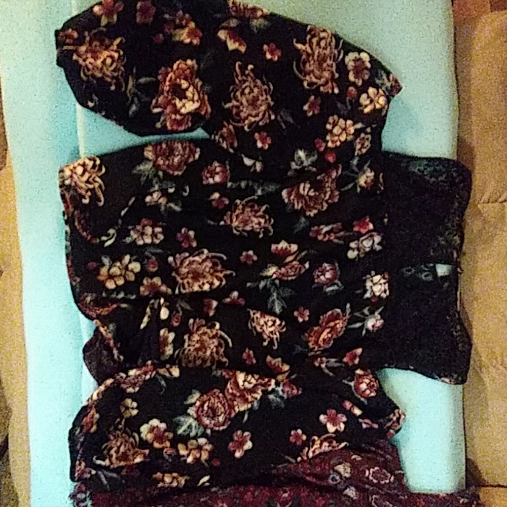 Two ladies Rewind blouses.. Size XL - Picture 7 of 8